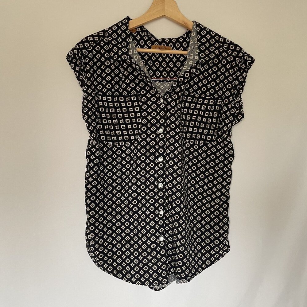 Jachs Girlfriend size s button down short sleeved collared shirt pockets rayon